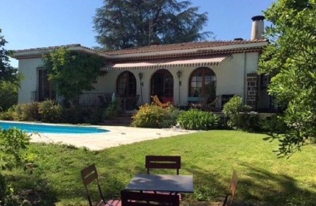 double room at the foot of the Pyrenees with swimming pool
