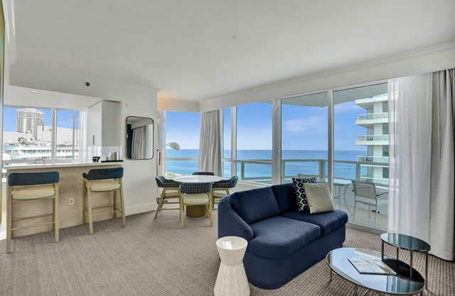 Double Room Deluxe Suite 2BR/3BA in Fontainebleau
