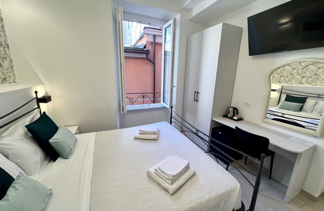 Double Room inside the Rent on the Arch