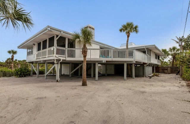 Doubloon: Beach, Private Pool and Boating.This 4 Bedroom home has it all!