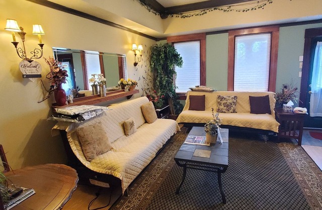 Downtown 1 Bedroom Duplex can Sleep 5 Close to Everything