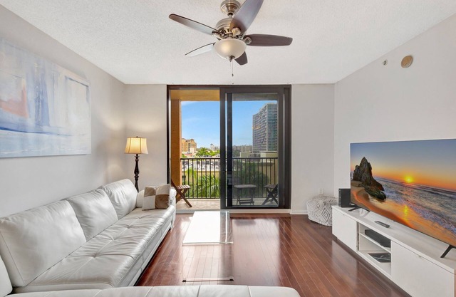 Downtown 1BR Condo w/Pool, Gym, Parking & Private Balcony