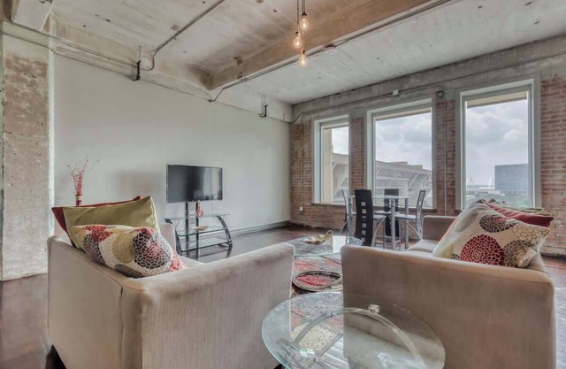 Downtown 1BR | Pool, Views & Free Parking | Gym
