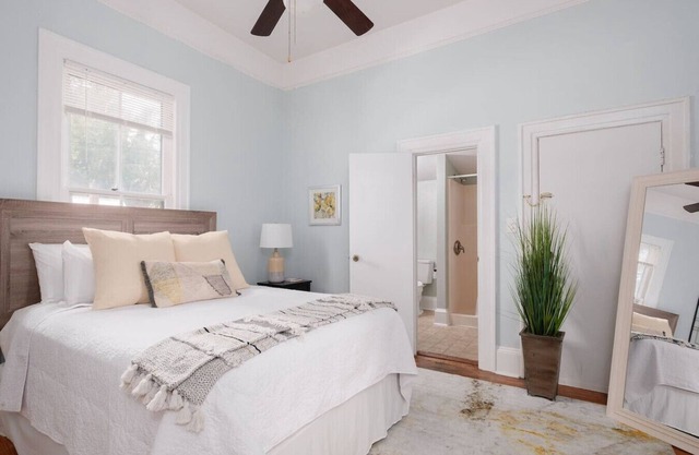 Downtown 2 BR/2 Baths- Close to UF/Restaurants!