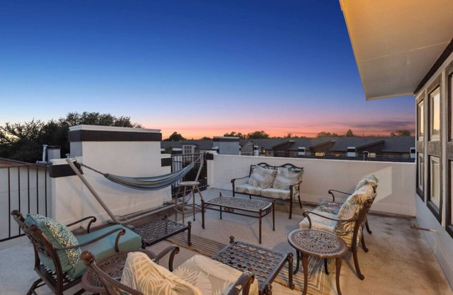 Downtown 3 Bed | Rooftop Patio