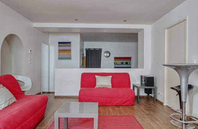 Downtown Apartment Near Beach - Modern Decor, Family-Friendly