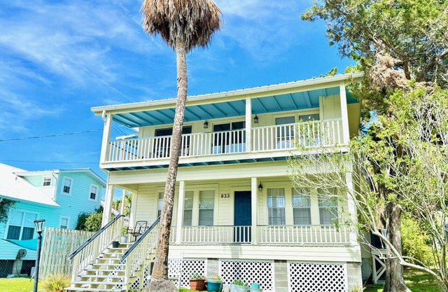 Downtown Apartment Half Block to Sunsets on Water