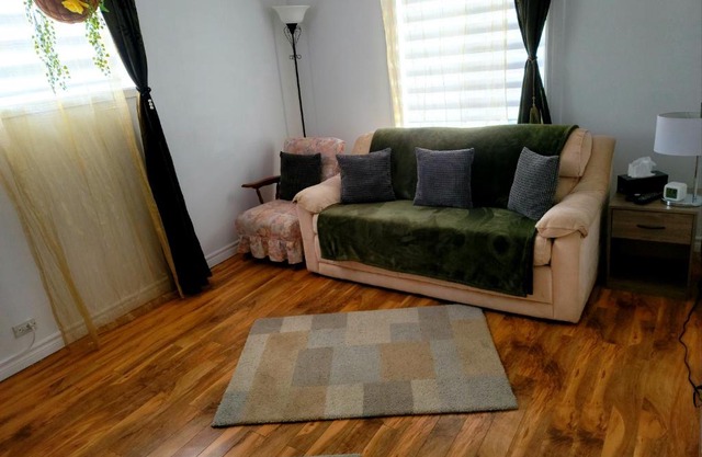 Downtown apartment next to highway netflix+wifi