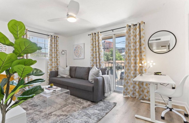 Downtown APT w/King Bed-1 Block to Mill Ave/ASU