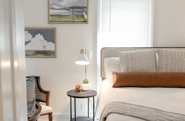 Downtown & Campus Wifi with Netflix 2Br 1Ba