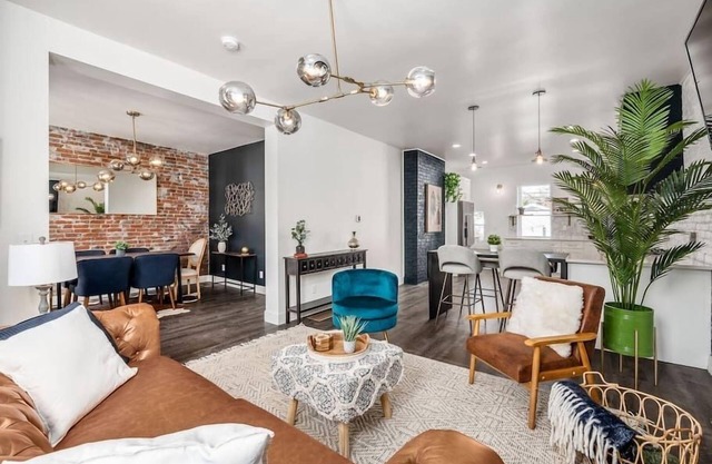 Downtown Columbus Historic Luxury Home - Sleeps 14, Near OSU & Convention Center
