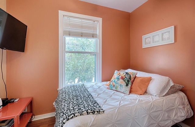 Downtown Cozy Small Loft/Sleep 2/Walk To 6th St-ACL-SXSW-Shop,Restaurants,market