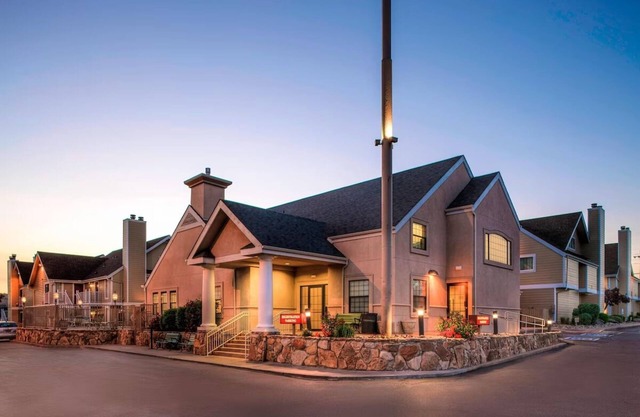 Downtown Denver Accommodation w/Living Area | Free Parking & Breakfast