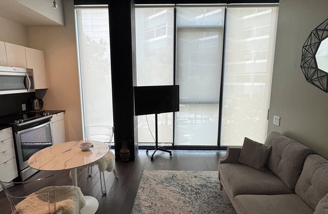 Downtown Glasshouse Condo - 1 BR/1 Bath