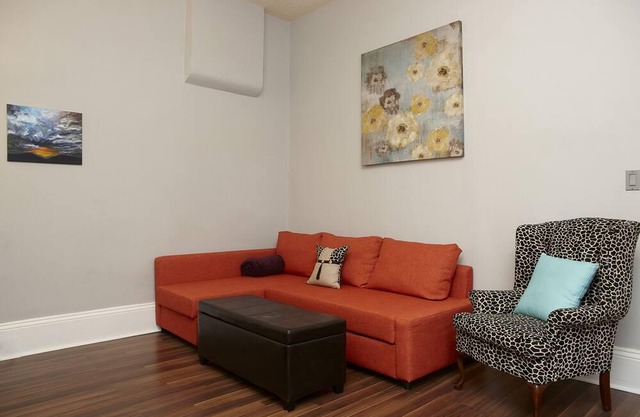 Downtown Hamilton 2 Bedroom Private Home With Fenced Deck- Chic And Comfortable