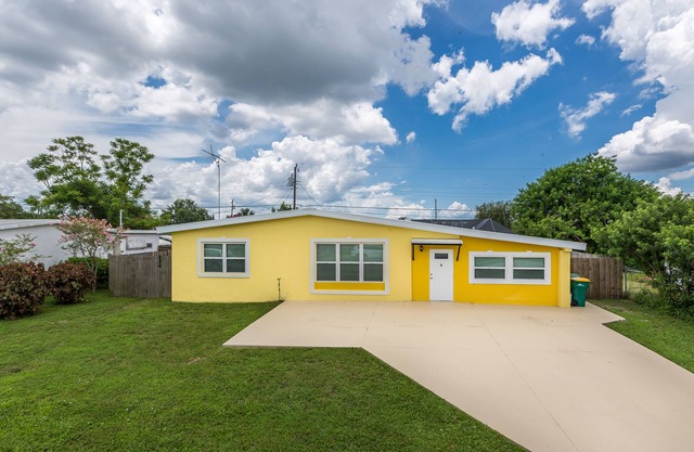 Downtown home, sleeps 6, pool, free WiFi, walk to Library, Doc's, Eatery