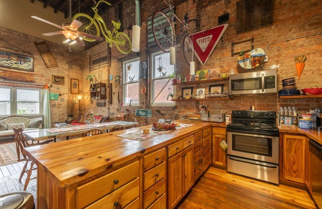 DOWNTOWN Loft living - ❤️❤️Main Street❤️Southside❤️❤️