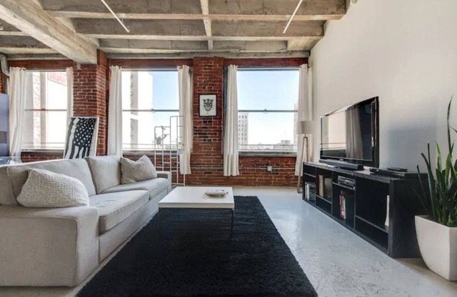 Downtown Los Angeles Studio Loft with Free Parking