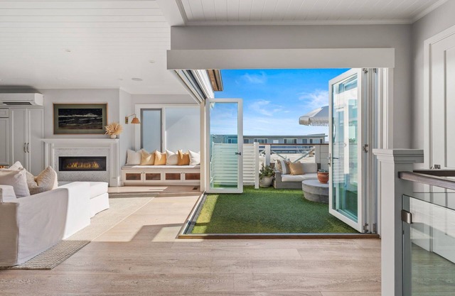 Downtown Manhattan Beach 4BR | Sauna & Elevator