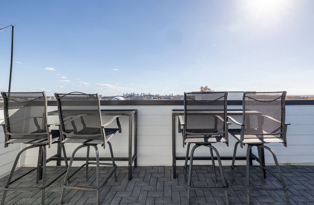 Downtown Nashville City Views w/HUGE Rooftop Patio & Smart House Features