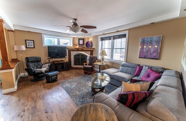 Downtown Oasis: Spacious 4BR Executive Loft with Rooftop Hot Tub