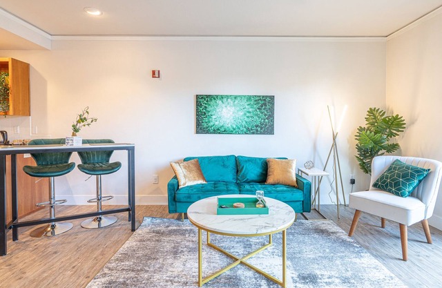 Downtown! Short walk to U of O! Free Parking!
