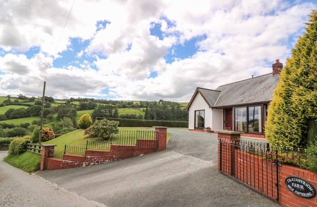 DRAINBYRION FARM HOUSE, family friendly, with open fire in Llanidloes