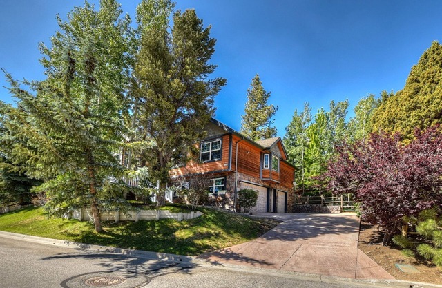 Dream Catcher by Destination Big Bear: Mountain Views! Fenced Yard! Luxury! Gas Fireplace!
