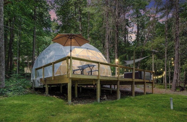 Dream Dome - Romantic Retreat + Wifi A/C + Hot Tub
