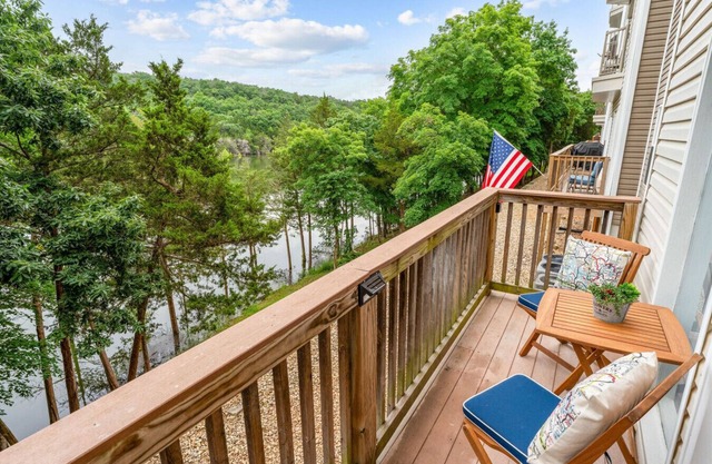 *Dream Shore* Gorgeous Remodeled 2BR/2BA *Lake Front*