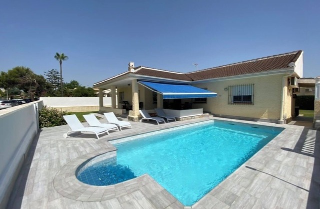 Dream villa with private pool, 50m away. from the beach