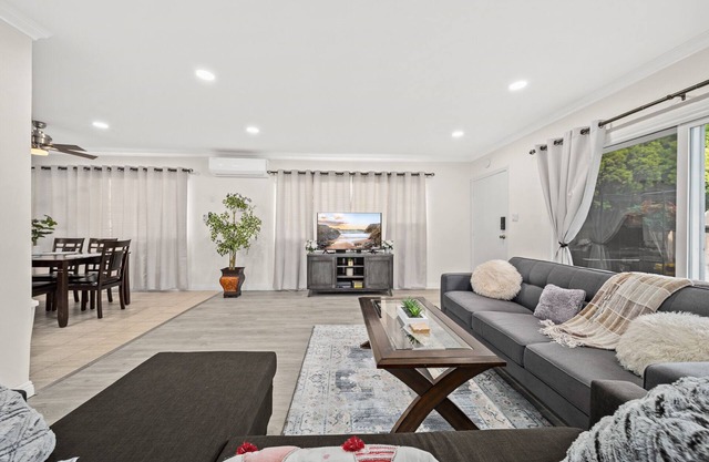 Dreamy & Relaxing Gem ~ 12mins to DT LA ~ Backyard