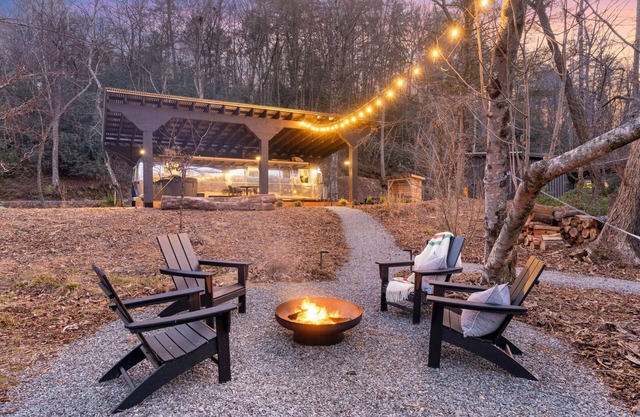 Drifter- Glamping, Toccoa Riverfront, hot tub, bath house, fire pit, hammock.