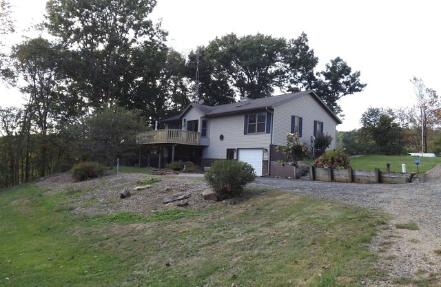Driftless Area Country House: large deck, spring fed creek, Amish area