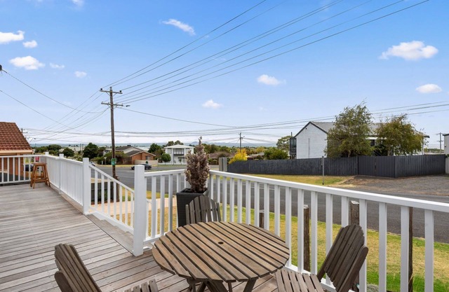 Driftwood on Smythe - Beautifully Renovated with Bay Views.