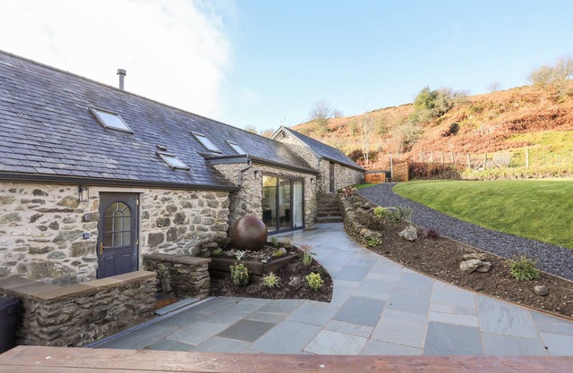 DROVERS BARN, pet friendly, luxury holiday cottage in Corwen
