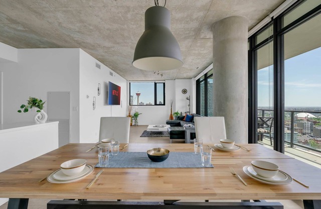 DT Sub Penthouse w/City Tower Views 2 Balconies