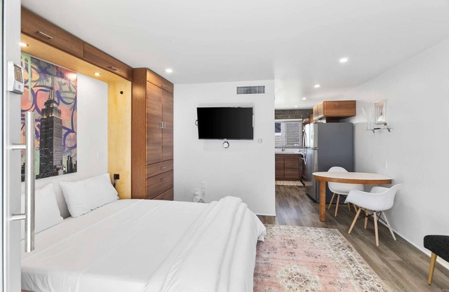 DTPH Mid Century Studio w/Pool & Parking