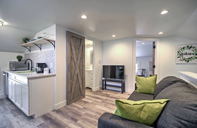 Dtwn Golden Apt < 9 Mi to Red Rocks Amphitheater!