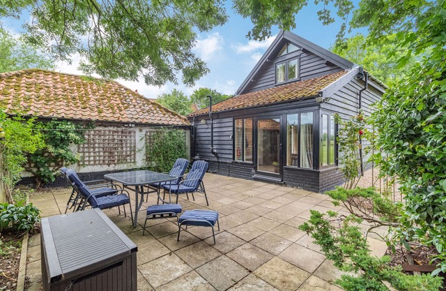 DUCKSFOOT BARN, pet friendly, with a garden in Pulham Market
