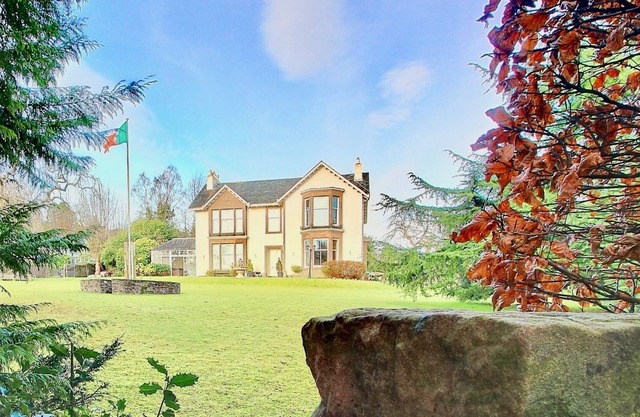 Duneira is an elegant victorian villa with hot tub in Rhu, Argyll & Bute