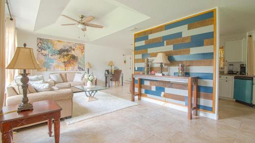 Dunsmuir House - Close to Warm Mineral Springs, Beaches & Cool Today Park
