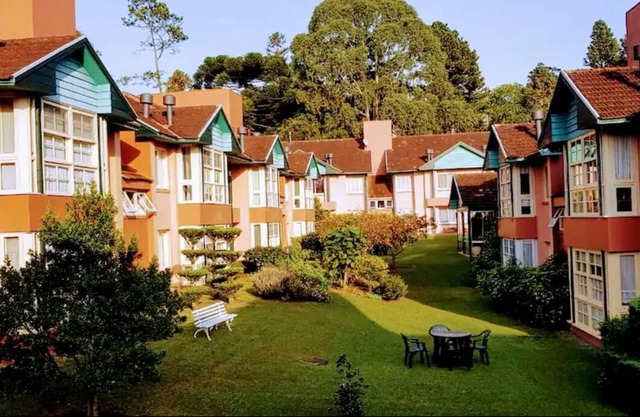 Duplex Elegante com 2 Quartos, 2 Banheiros em Gramado em Condomínio Fechado