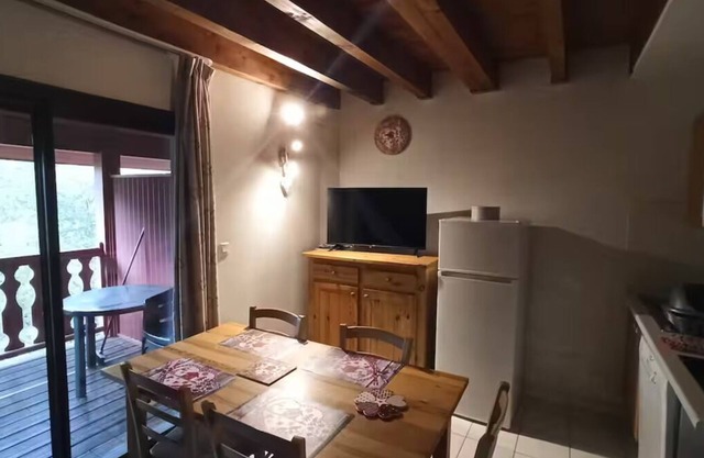 Duplex with mountain and river views. Pets allowed