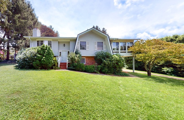 Dutch Treat | Vintage charmer in Lake Junaluska with mountain views & sunroom