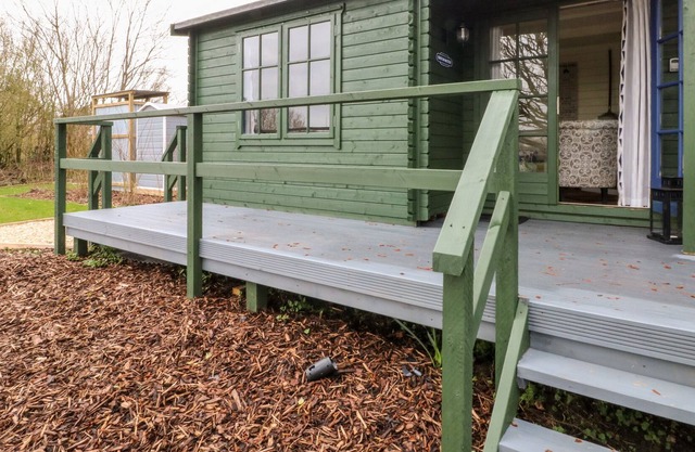DYFFRYN LODGE, romantic, character holiday cottage in Drefach