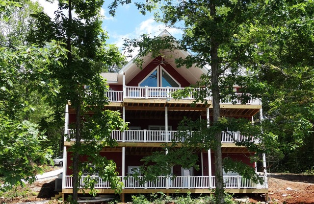 Eagle's Cove - NEW 9 Br, 11 Ba w 2 Level Dock & Gentle Slope Lot w NO STAIRS