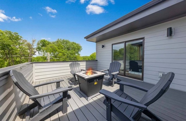 East Nash ~ Rooftop Fire pit ~ Sleeps 12