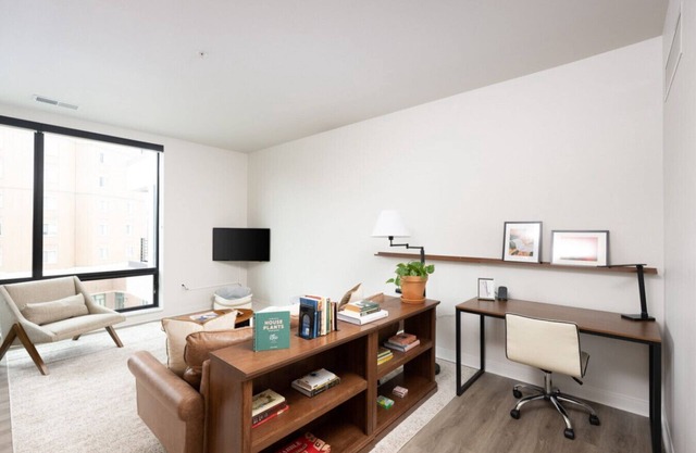 East Side Luxury 1BR Apt - Near Brady St with Balcony and Lounge