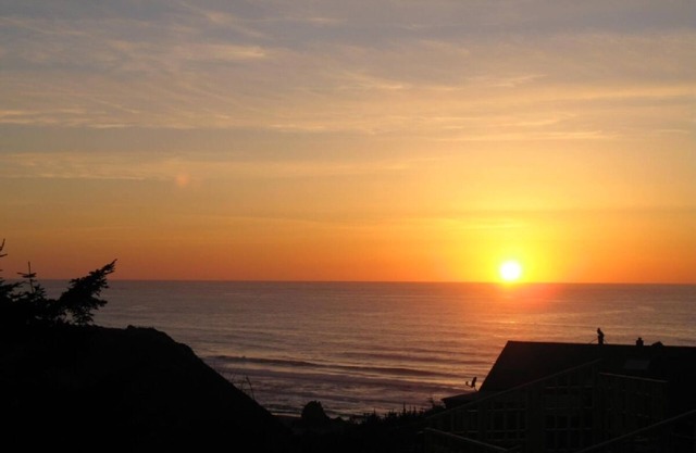 Easter Weekend Special, 20% off! Insider tip Easter egg hunt at the beach!